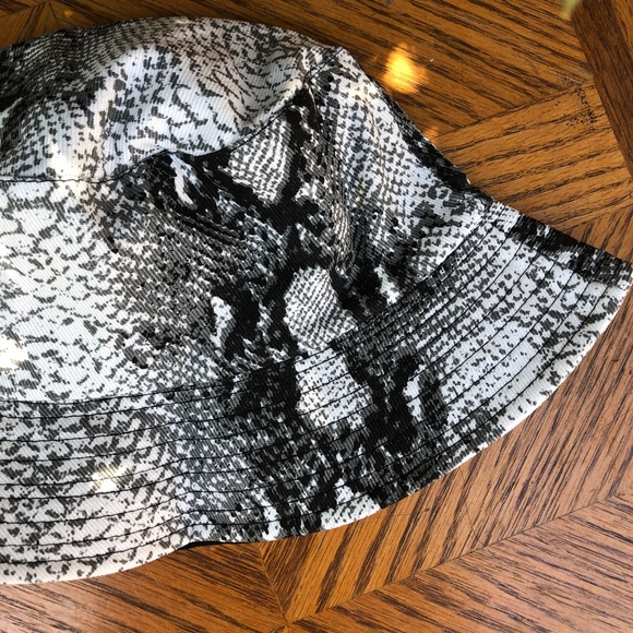 SALE 🚨 Snakeskin Reversible Cotton Bucket Hat - Picture 2 of 7